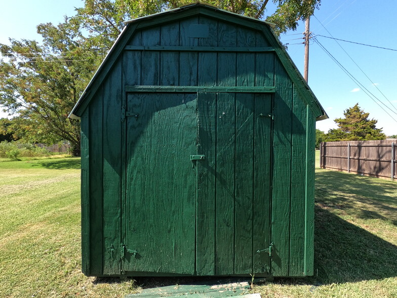 Storage building - 415 W Guthrie St