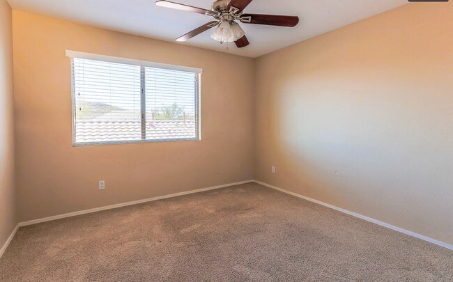 Building Photo - Three bed and two /half bath North Phoenix