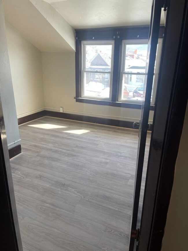 Building Photo - Large renovated house
