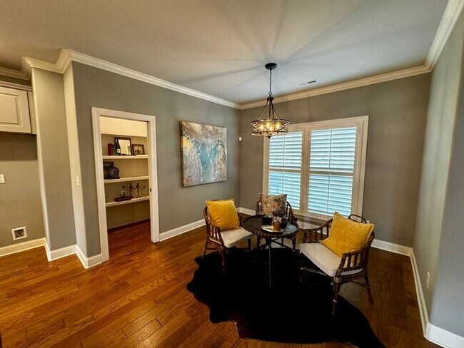 Building Photo - Spacious and luxurious with bonus room