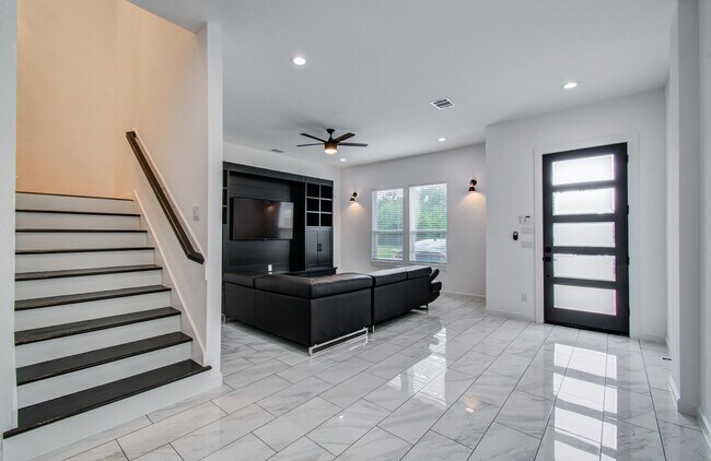Building Photo - 5905 Crest Ct