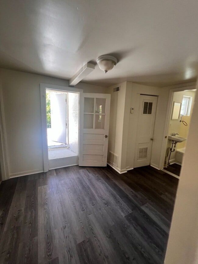 Building Photo - 2026/2027 JHU Homewood Off-Campus 6bd/3ba house w/ W/D. Available 6/6/2026