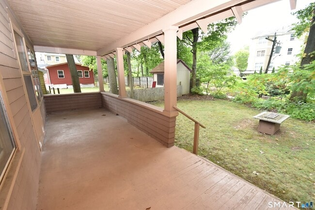 Building Photo - 880 S Quaker Ln