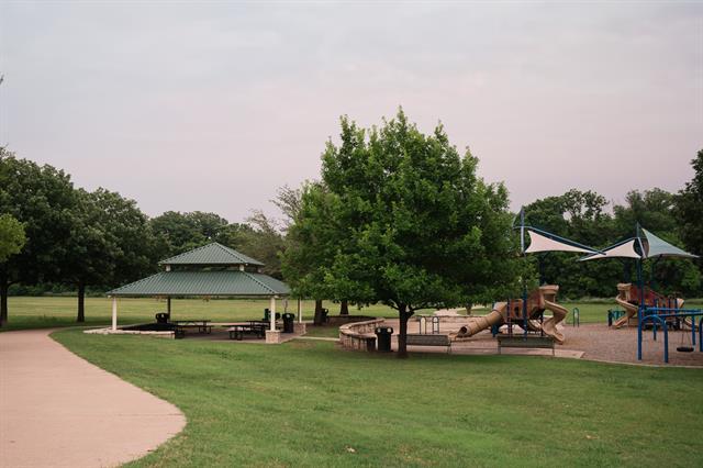 Building Photo - 2036 Country Club Dr