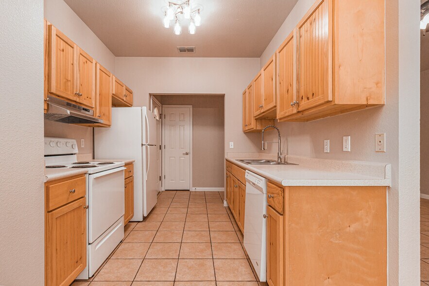 Building Photo - 104 San Antonio Rd