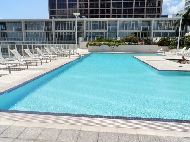 Building Photo - Unfurnished Annual DOWNTOWN ST. PETE - SIG...