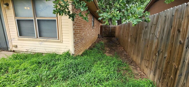 Building Photo - 2204 Oak Hill Dr