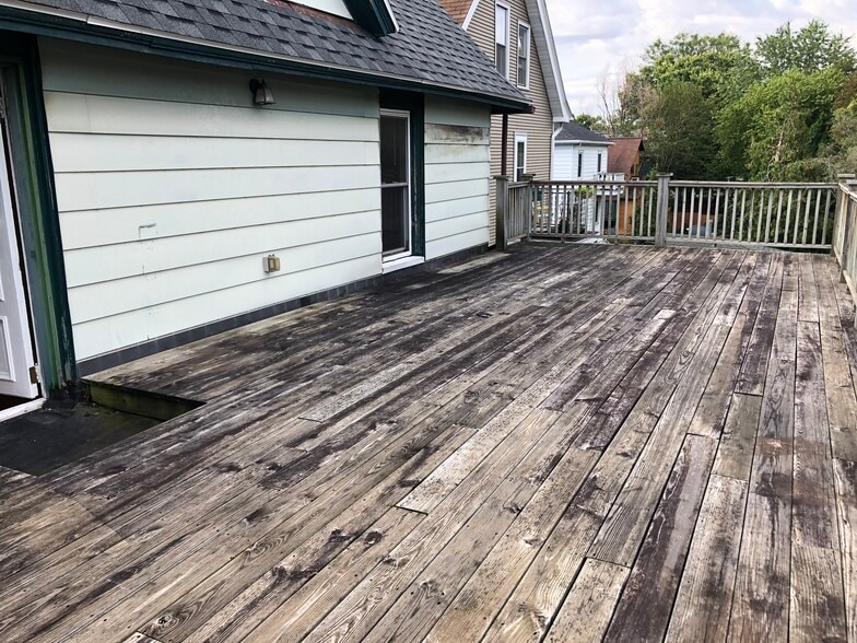 Huge deck - 954 1/2 Jenifer St