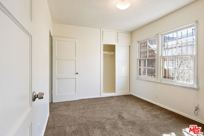 Building Photo - 1634 W 52nd St