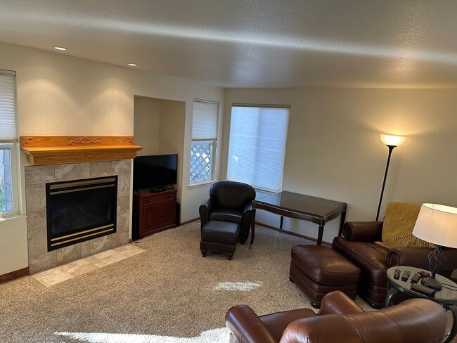 Building Photo - Beautiful 5B home in Erie Available January 2026 !