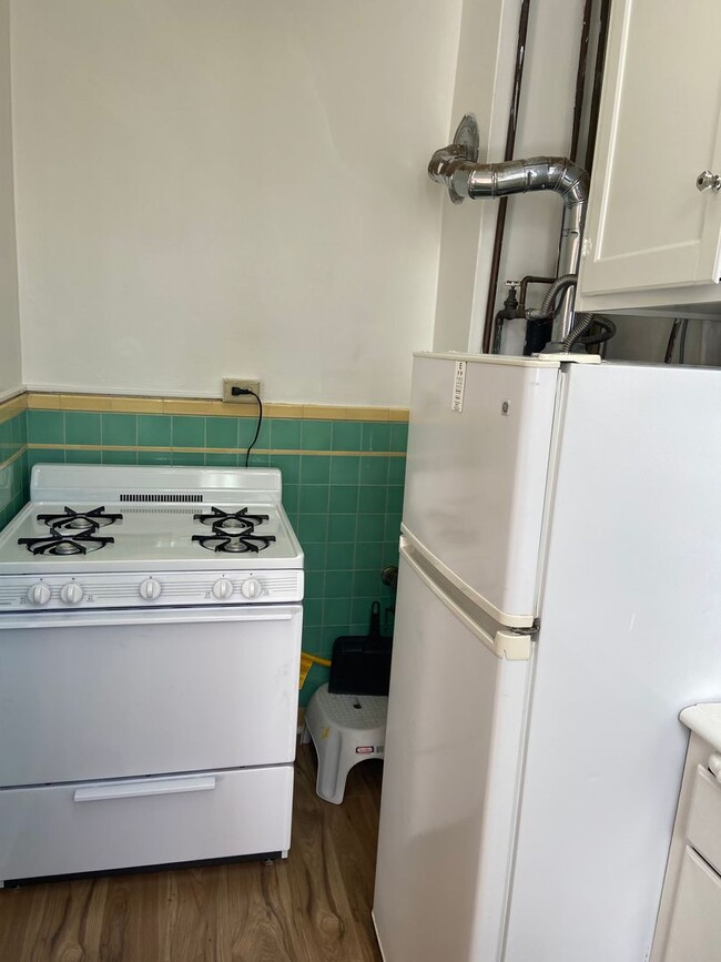 Building Photo - 2nd Floor 1 Bedroom 1 Bath Apartment (exce...