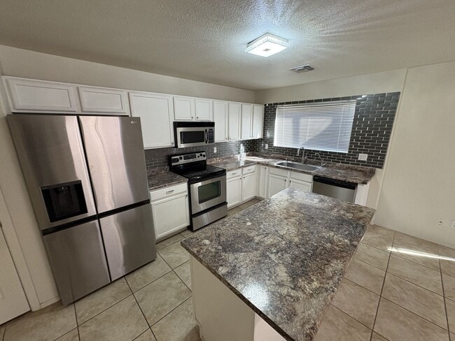 Building Photo - Riverhaven Great Central Location