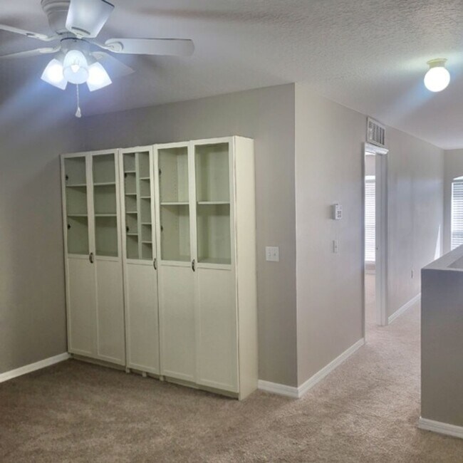 Building Photo - Well laid out 3 BDR /2.5 BTH Townhome with...