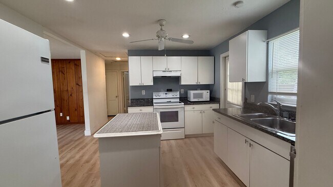 Building Photo - Annual 2 Bedroom + Den / 2 Bath Home – Sar...