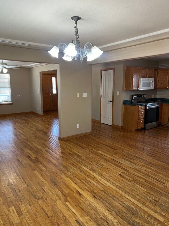 Building Photo - AVAILABLE NOW - BEAUTIFUL 6 bedroom home F...