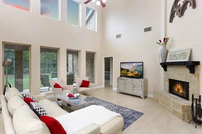 Building Photo - 632 Sydney St