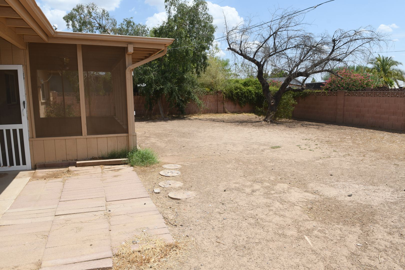 Building Photo - 3165 W Altadena Ave