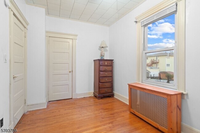 Building Photo - 76 Planten Ave