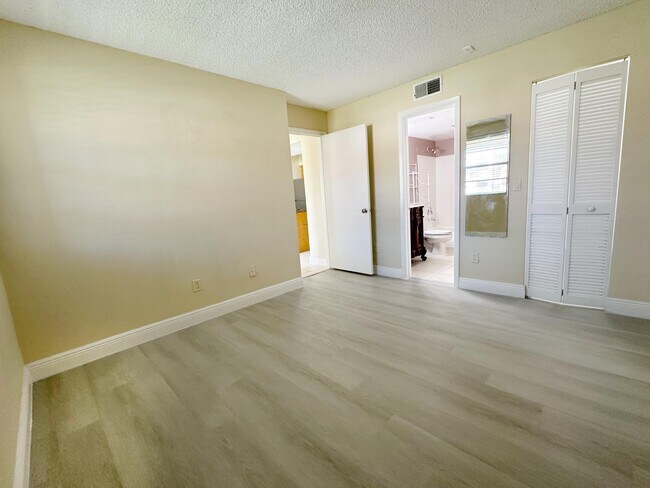 Building Photo - 1241 SW 46th Ave