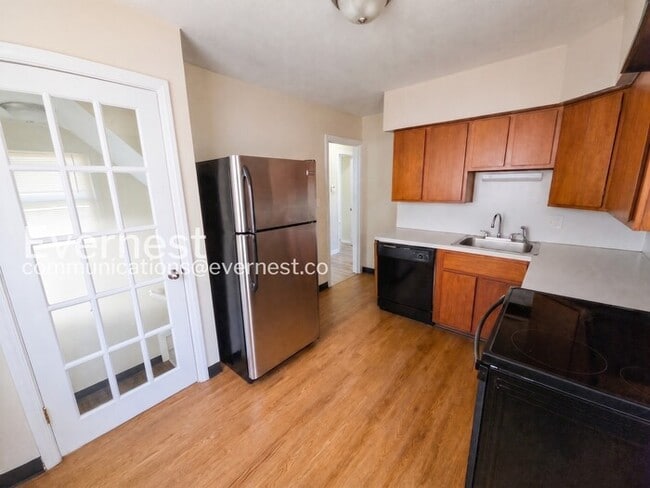 Building Photo - 3 Bed/2.5 Bath Home with Detached Garage / Pet-Friendly / Vouchers Accepted / Available Now!