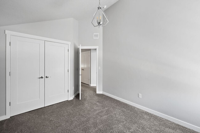 Building Photo - 735 E Zekes Ct