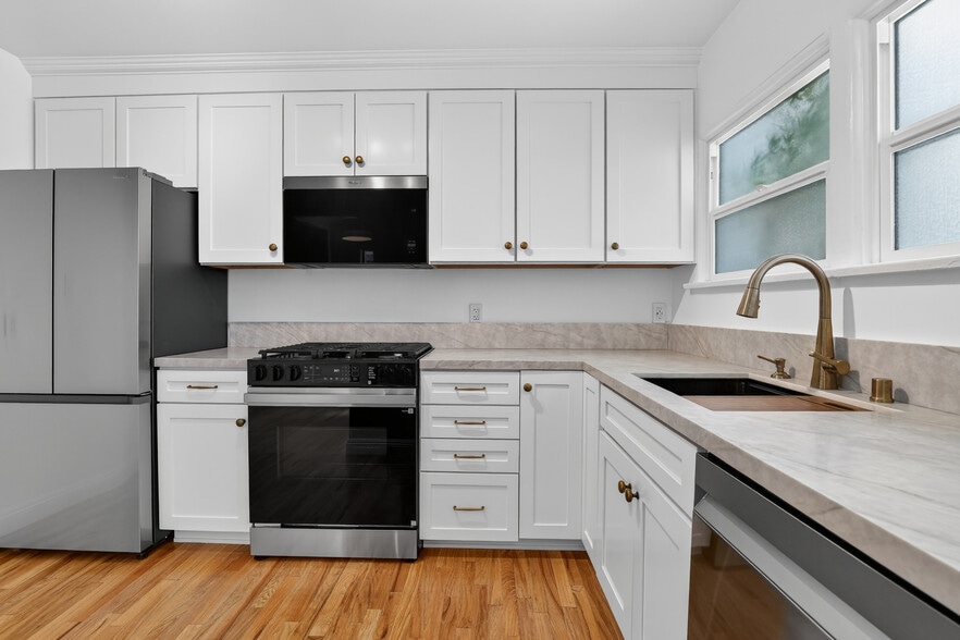 Kitchen - 904 Victoria Ave