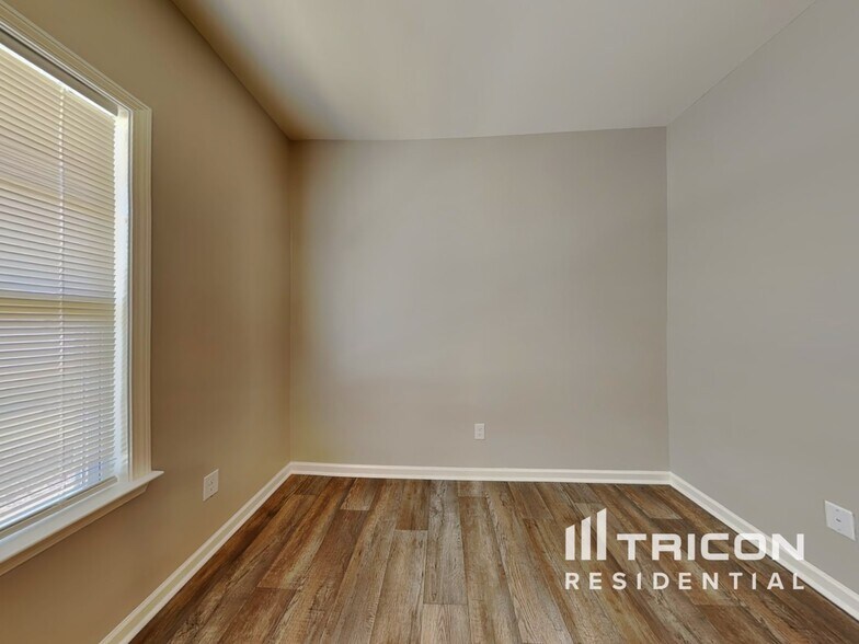 Building Photo - 4664 Wesmar Dr