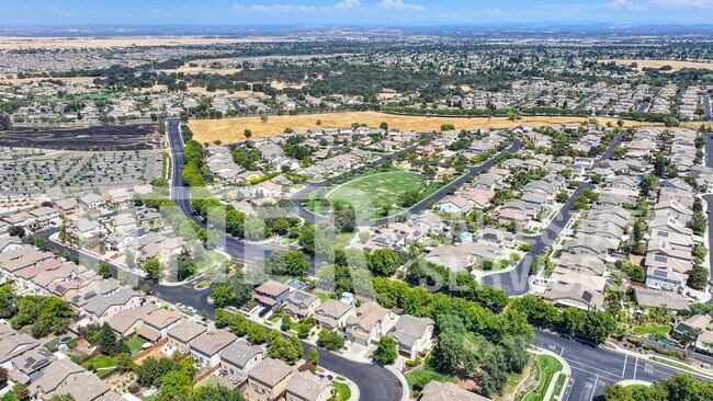 Building Photo - 2469 Kinsella Way