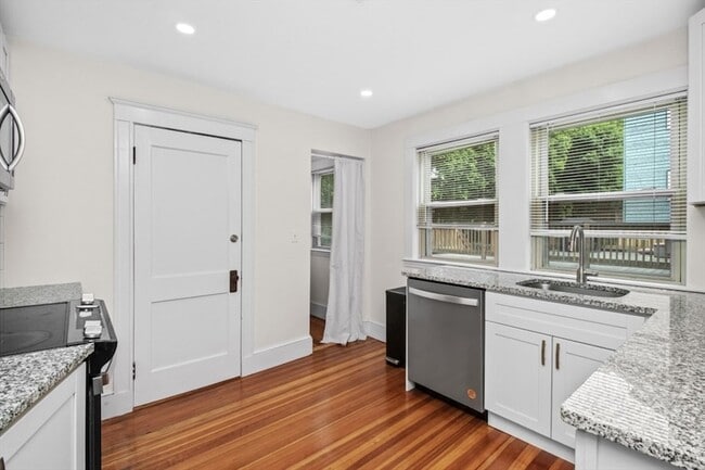 Building Photo - 44 Hillsdale St