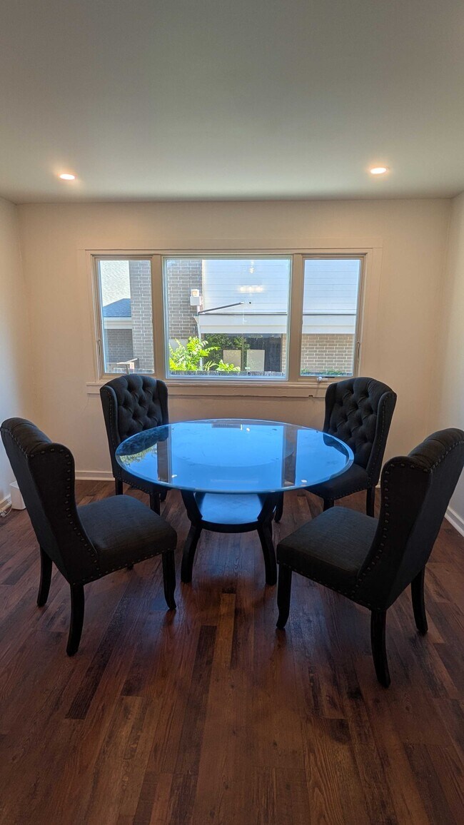 Building Photo - 405 N Cloverdale Blvd