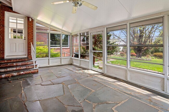 Building Photo - Lake View Park Home - Two Bedrooms Plus Of...
