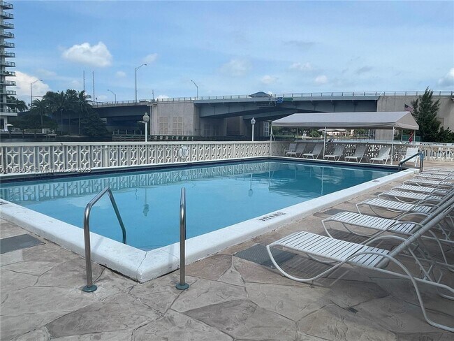 Building Photo - 1817 S Ocean Dr