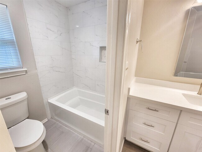 Building Photo - 3407 Saratoga Dr