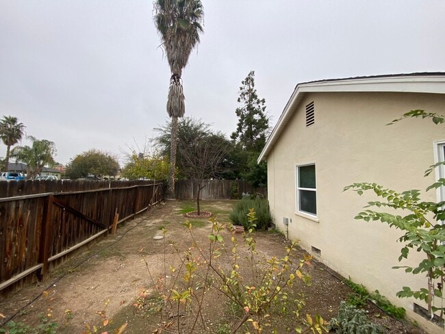 Building Photo - Follow the yellow brick to this Remodeled 2 BD 1 BA House in NE Bakersfield