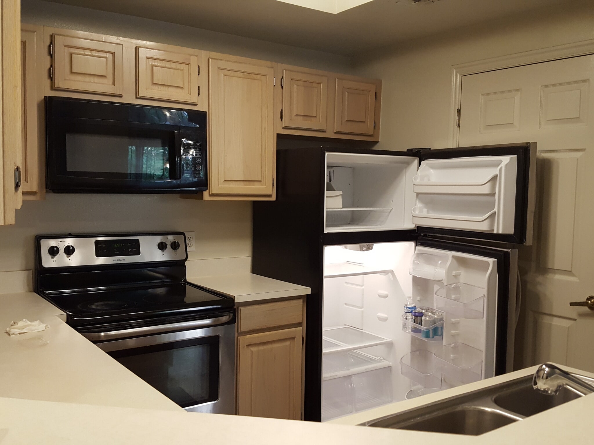Stainless kitchen appliances, white walls - 900 Bitner Rd
