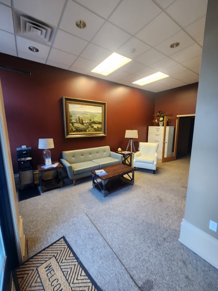 Building Photo - 9 Main St