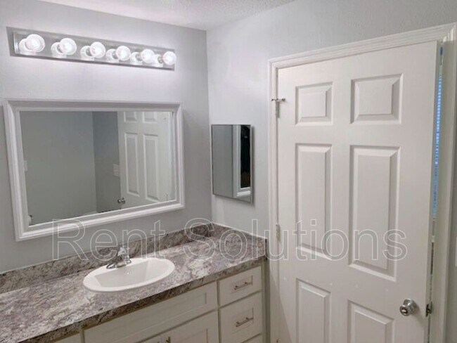 Building Photo - 5110 Bay Club Cir