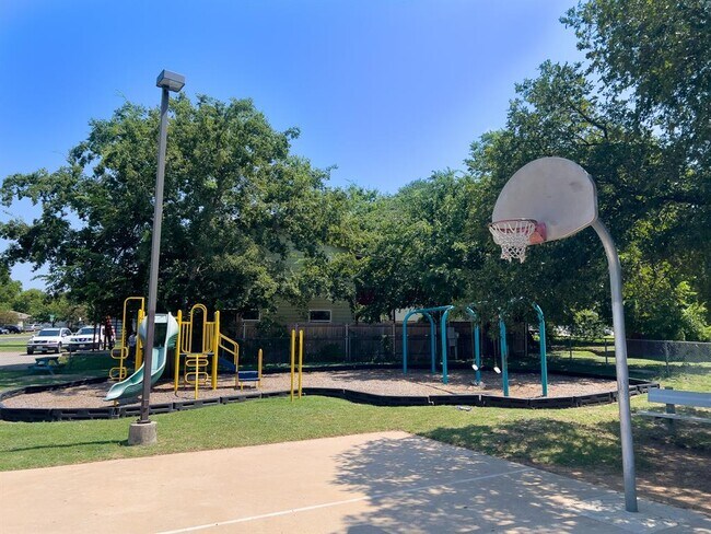 Building Photo - 9703 Roxanna Dr