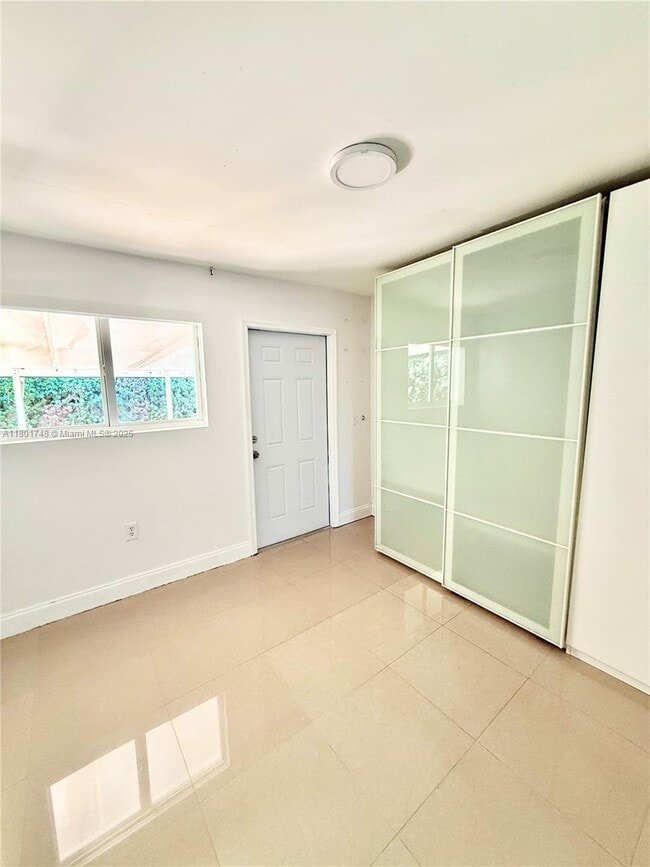 Building Photo - 5321 SW 89th Ct