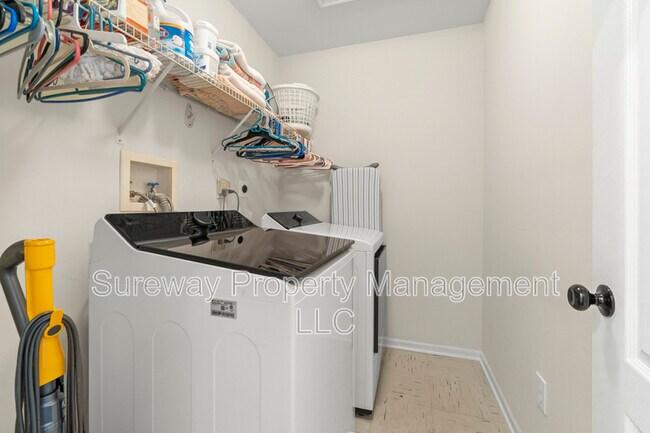 Building Photo - 221 Lookout Pl