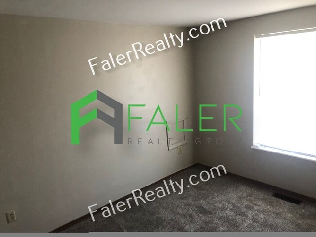 Building Photo - Spacious 2 Bed, 1.5 Bath Townhome