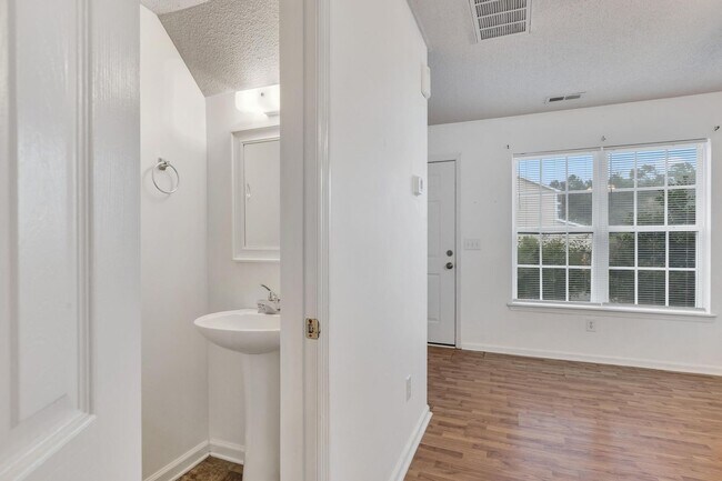 Building Photo - Townhome Close to Amenities!