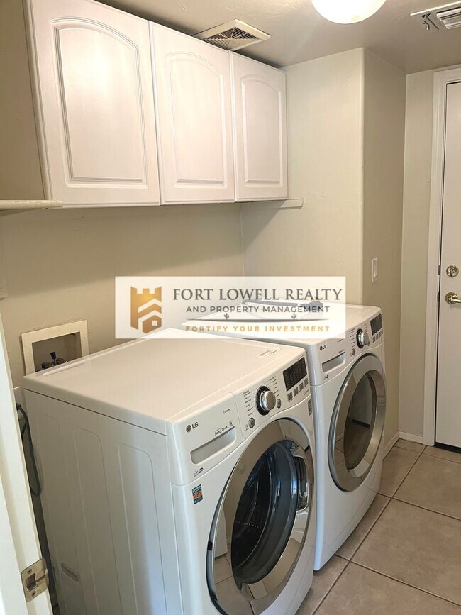 Building Photo - 3/2.5 2 car garage/washer/dryer/private yard