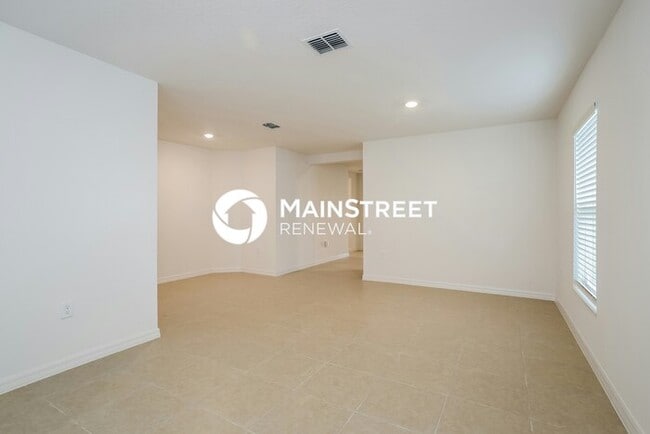 Building Photo - 4 Bedroom Pet-Friendly Home in Dundee, FL with Main Street Renewal