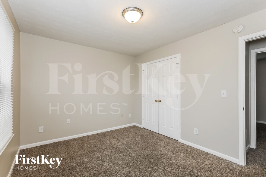 Building Photo - 2631 S Hills