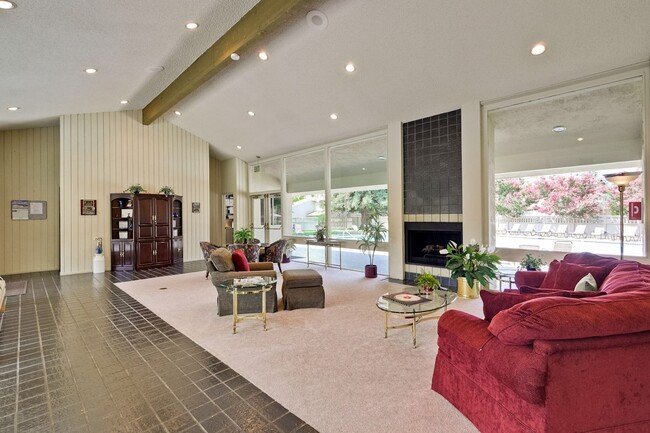 Building Photo - Lovely and Spacious 2BR 2.5BA Condo in Gre...