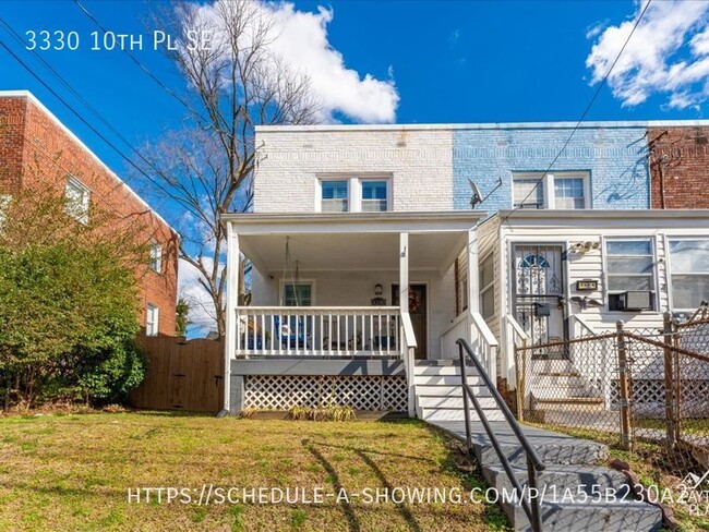 Building Photo - Renovated Apartment with Backyard Space