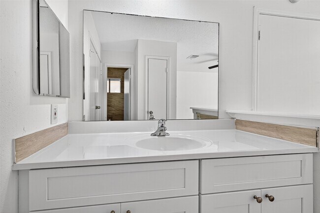 Building Photo - 4422 Wee Lassie Ln