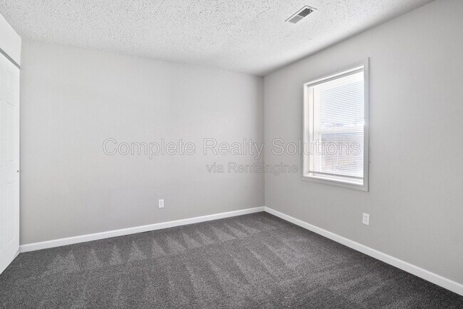 Building Photo - 289 Mt Everest Dr