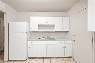 Building Photo - 4908 Royal Dr